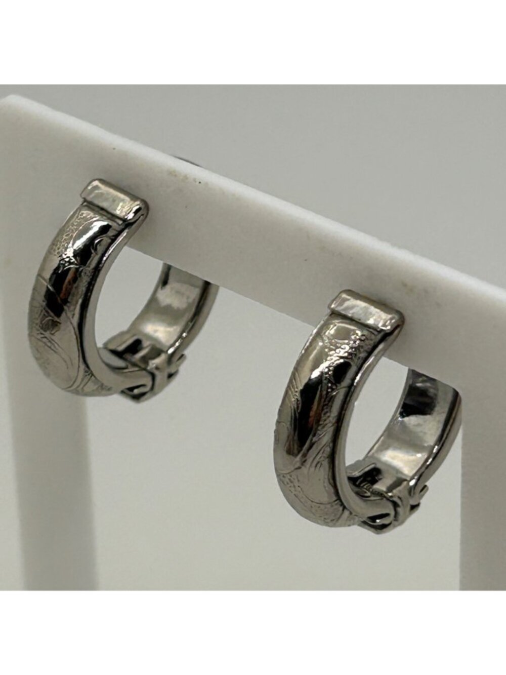 Silver Tone Snap Hoop Earrings 1990s Etched Floral Pattern Hinged Huggie Vintage - Picture 6 of 10